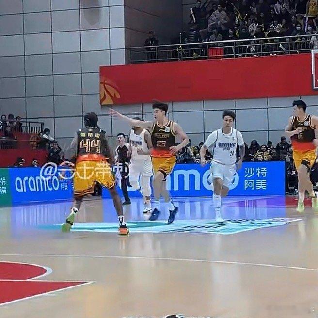 赵睿北京男篮首秀大外的掩护质量确实比国产内线强昂 