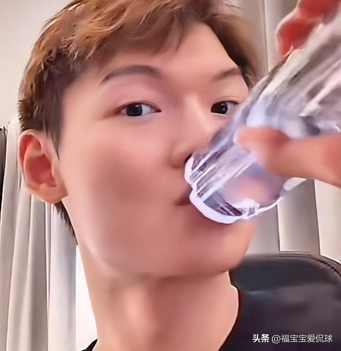 朱芳雨：大王，我竟然没有你微信？？？
王哲林：不可能吧？国家队那会就有了吧？
朱
