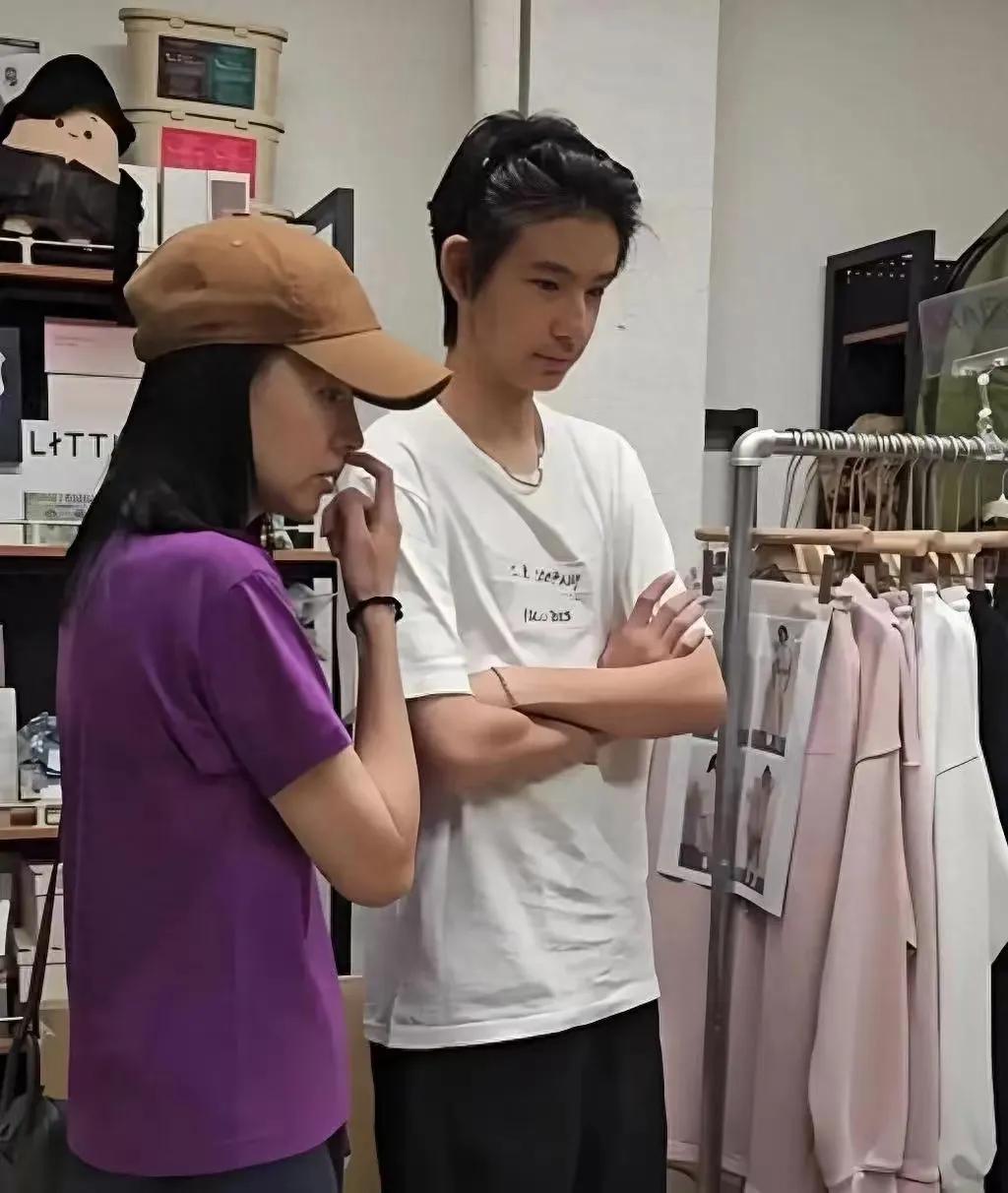 董洁和潘粤明个子好高呀！
董洁带着16岁的儿子到她的工作室，看起来又长高了不少。