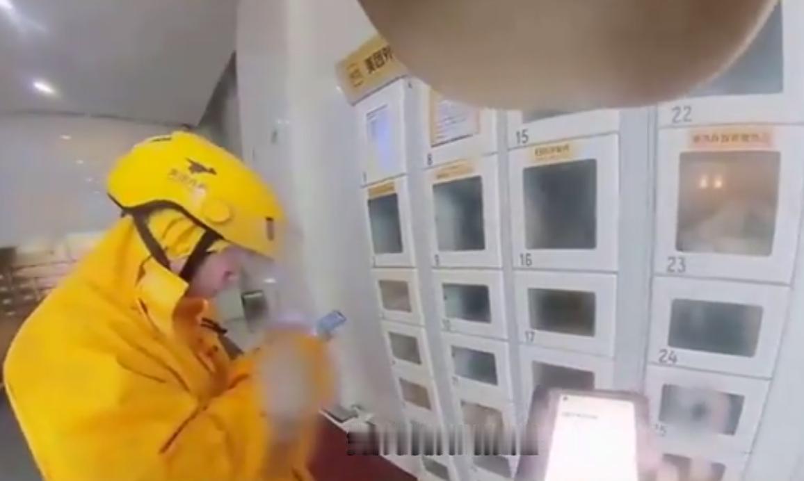 写字楼外卖送餐难，尤其是午餐和晚餐的高峰期，简直成了骑手们的“电梯地狱”。我记得