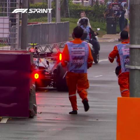 驾车“出街”😲

哈贾尔因动力单元故障退出冲刺赛❌

#F1[超话]##2026F1新加坡大奖赛#