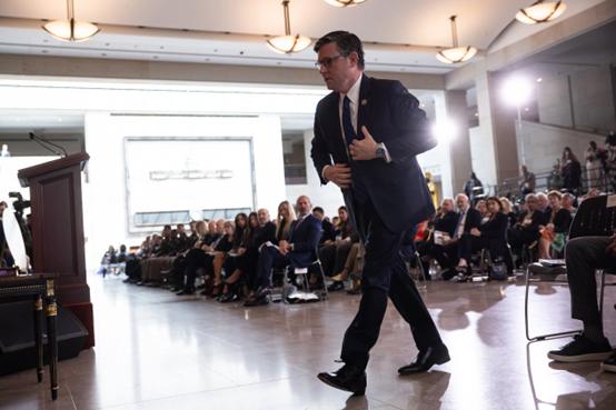 此前《华府圈内》提到，美国国家安全官员正在加紧推动《外国情报监视法》第702条授