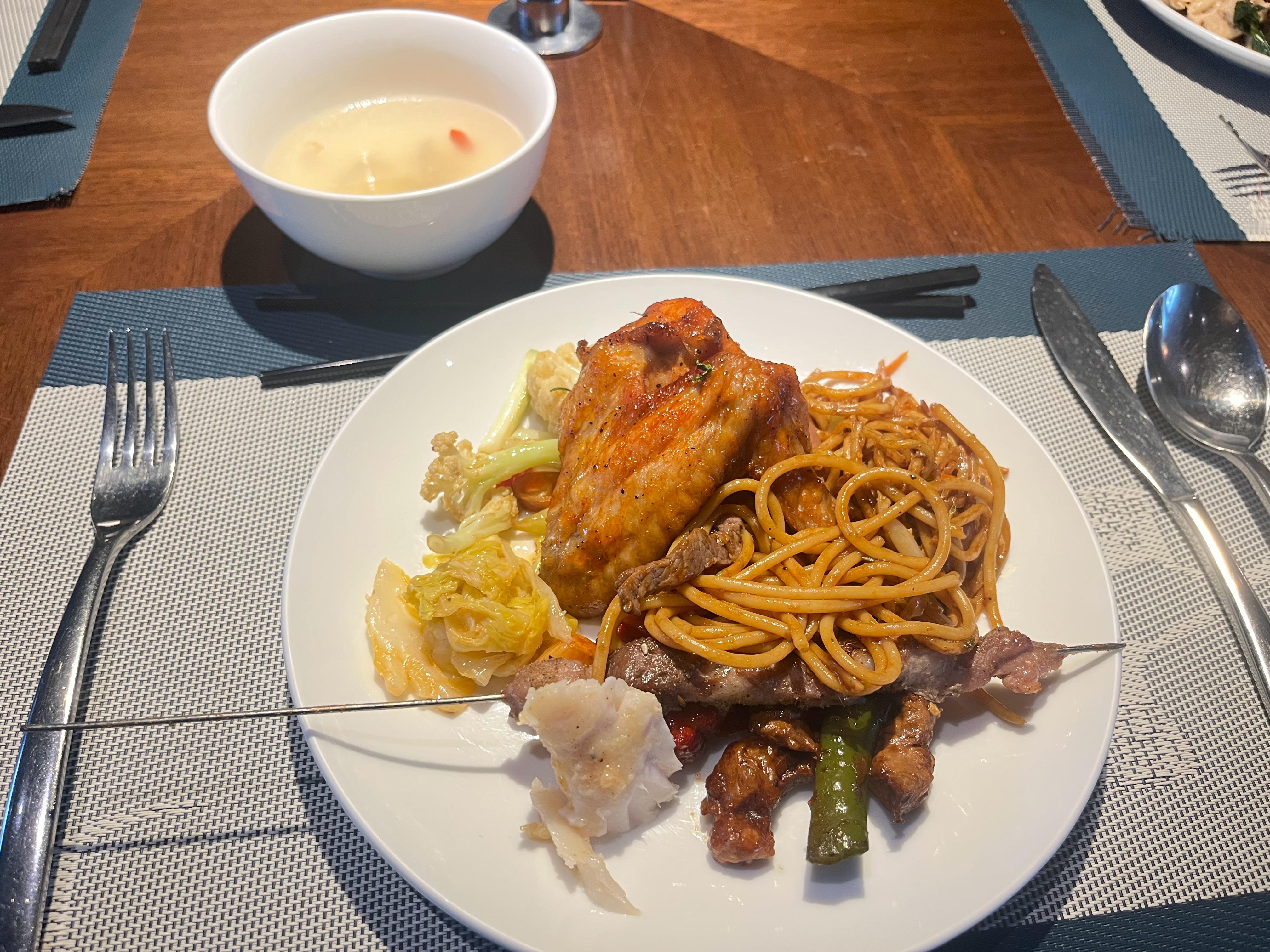 随便吃点=所有热菜都来一遍感觉万豪的自助餐是大酒店里属于很好吃的那一档了  ​​