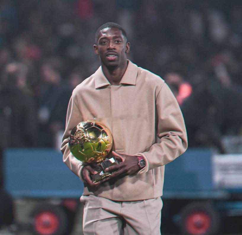 据《巴黎人报》报道，登贝菜目前已经抵达迪拜，将出席12月28日举行的环球足球奖颁