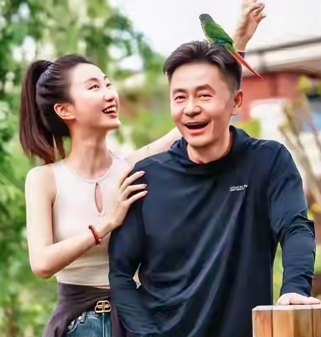 夫妻双向成全，互不借力
2026年上海白玉兰颁奖现场，导演李雪凭借环保剧集《生命