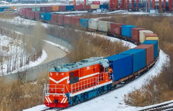 哈萨克斯坦以为卡住铁路就能拿捏中国，却忘了中国手里握着里海油气管道和西部能源走廊