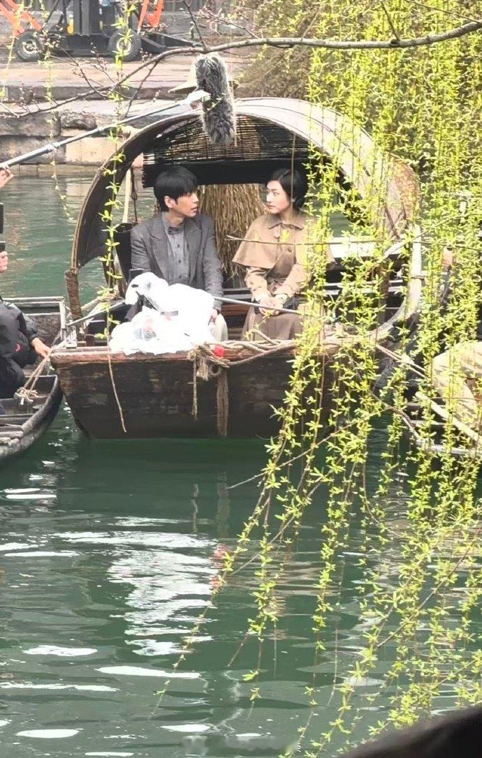 张若昀李兰迪路透张若昀李兰迪千里江山图路透 张若昀李兰迪千里江山图路透，期待演情