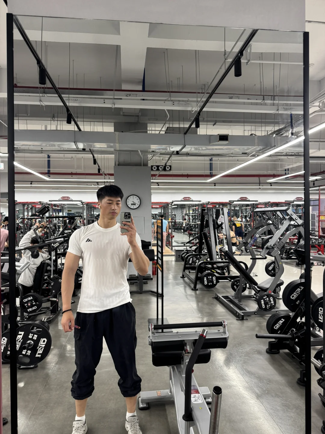 190 健身的顶端享受孤独 爱健身的男孩