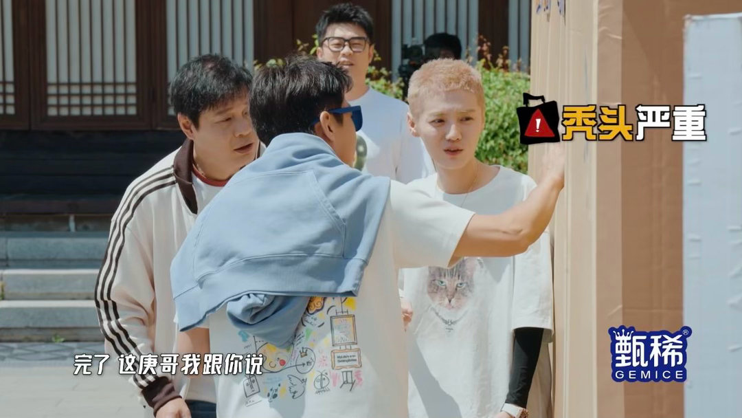 鹿晗说韩庚秃头鹿晗把韩庚说生气了哈哈哈哈哈看似随口闲聊实则句句扎心，鹿晗紧盯韩庚