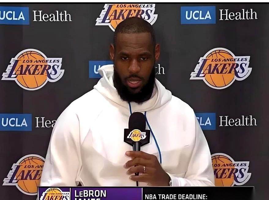 湖人惨败给雷霆，赛后发布会，詹姆斯坐下来，连面前的水瓶都没碰一下。
记者问怎么崩