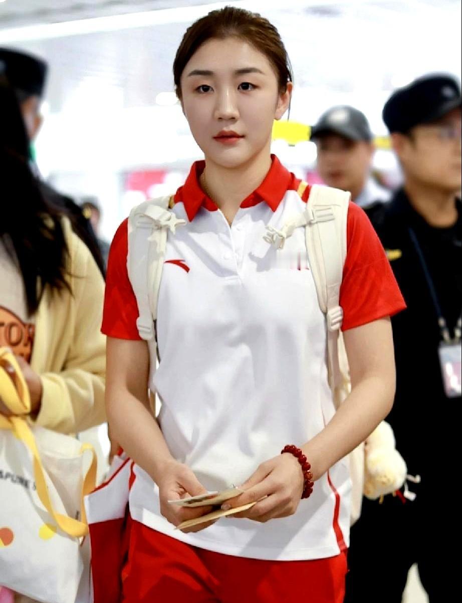 我们男女队一起出去，都是男的买单。
那次在国外，马龙、许昕那几个大老爷们儿谁都没