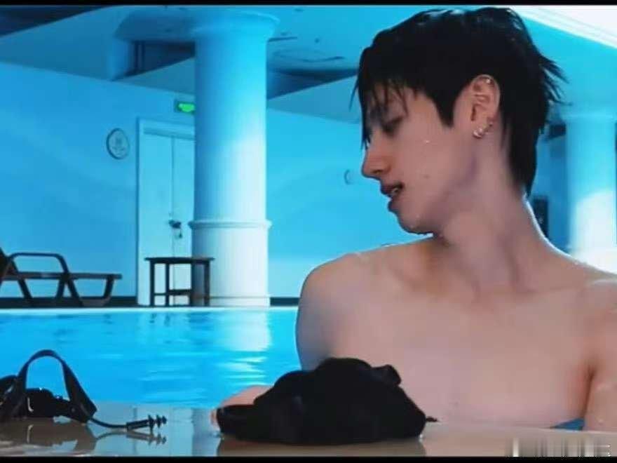 泳池边的朱志鑫好亮眼！流畅线条搭配元气笑容，清爽感溢出屏幕，暖心又治愈～ 