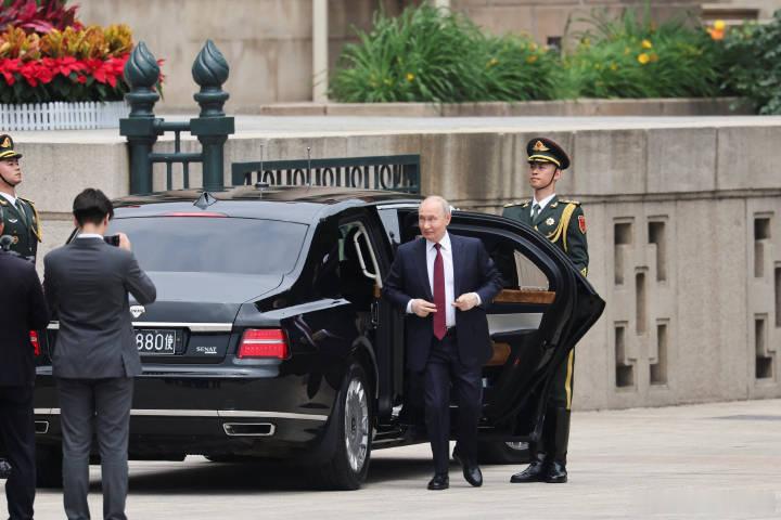 普京欢迎仪式普京去北京的次数，可以说是比百分之九十的中国人去北京的次数还要多了