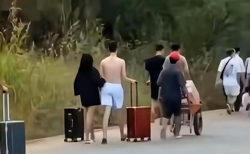 刚刷到这消息太解气了！
柬埔寨电诈头目仓皇跑路还抱怨泰国“狂轰滥炸”，连

SI