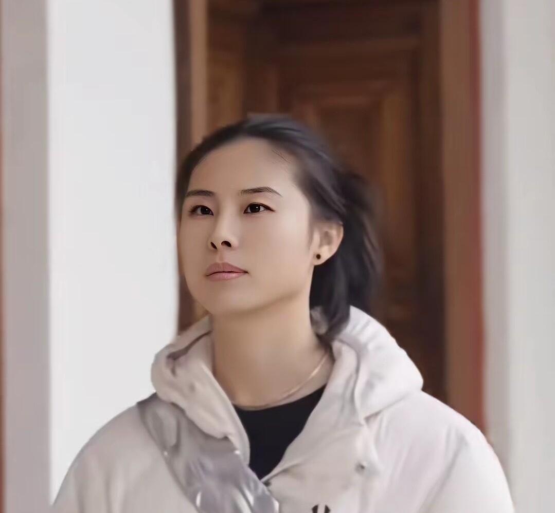 几乎是素颜状态下的王思雨，人美心灵美，她的容颜是属于淡颜系的，低调做人，善良朴实