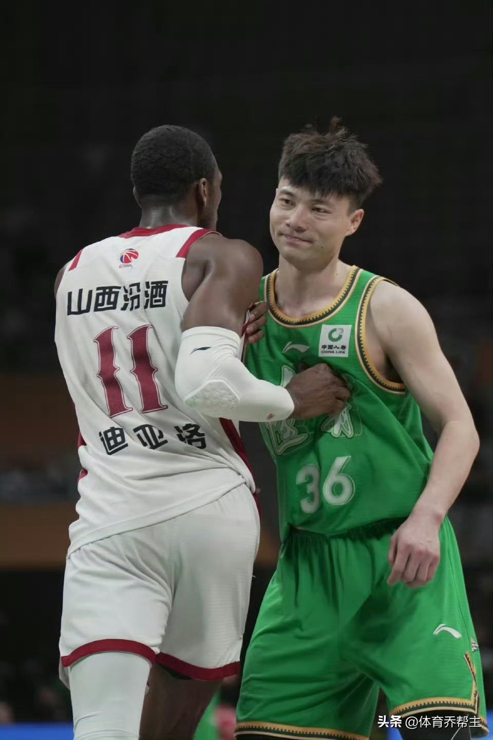 连续两场以下克上 连续两场两位数逆转
现在的辽宁队太硬了 就像图片中的手帝一样！