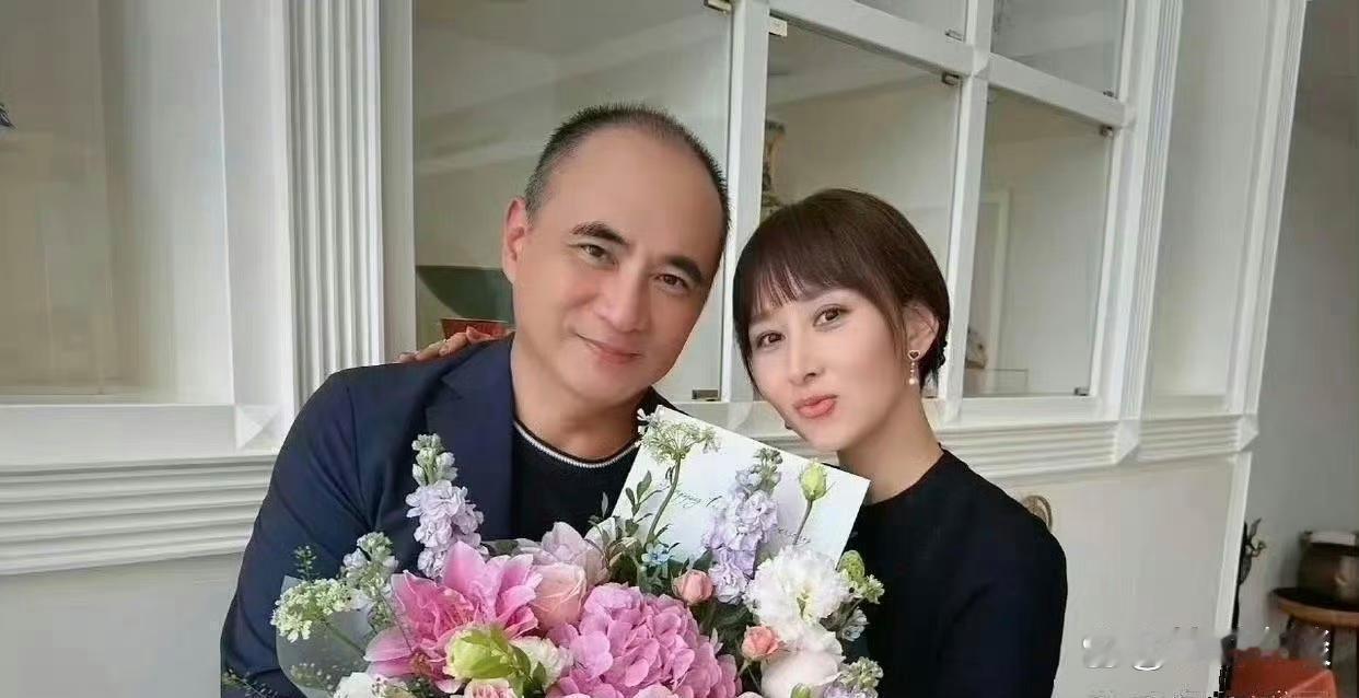 胡静嫁给富商老公后就退出娱乐圈了，这么多年过去生活幸福，保养的也很好，完全看不出