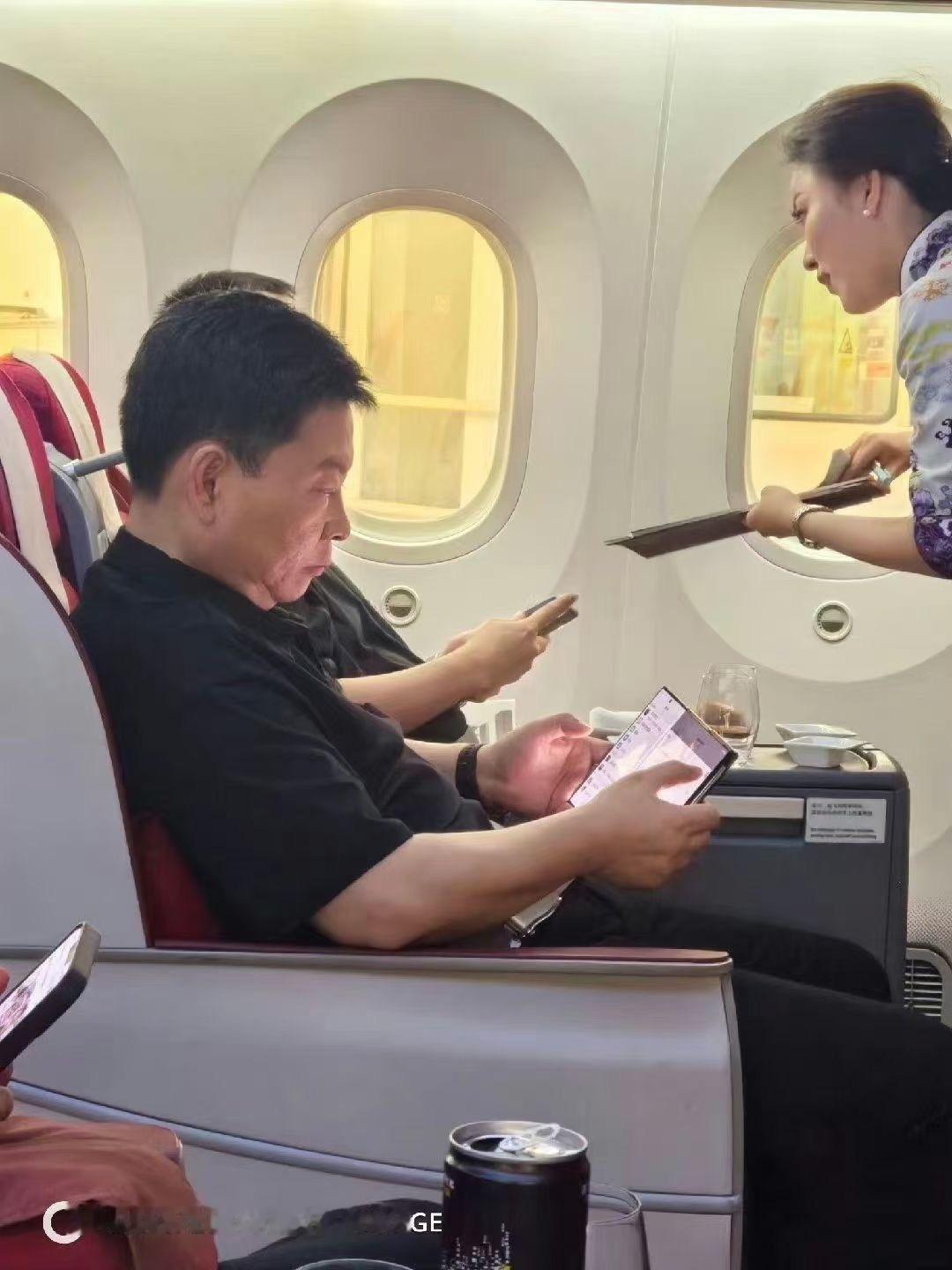 华为三折手机曝光[傻眼]网友：你三叠来啦 ​​​