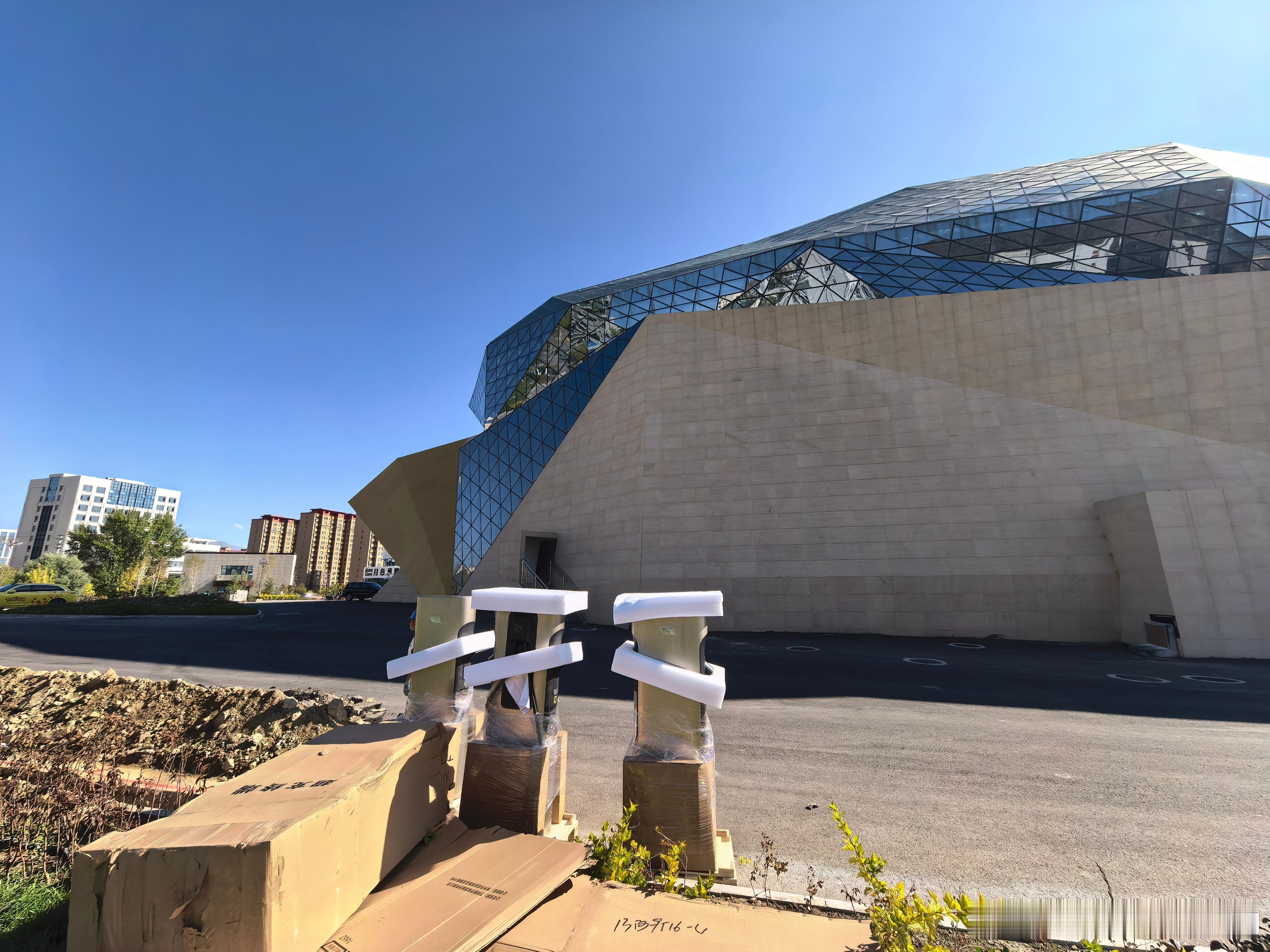 大家十一去阿勒泰应该就能在市中心充5C了我前两年在那边过年都要去马路上找第三方桩
