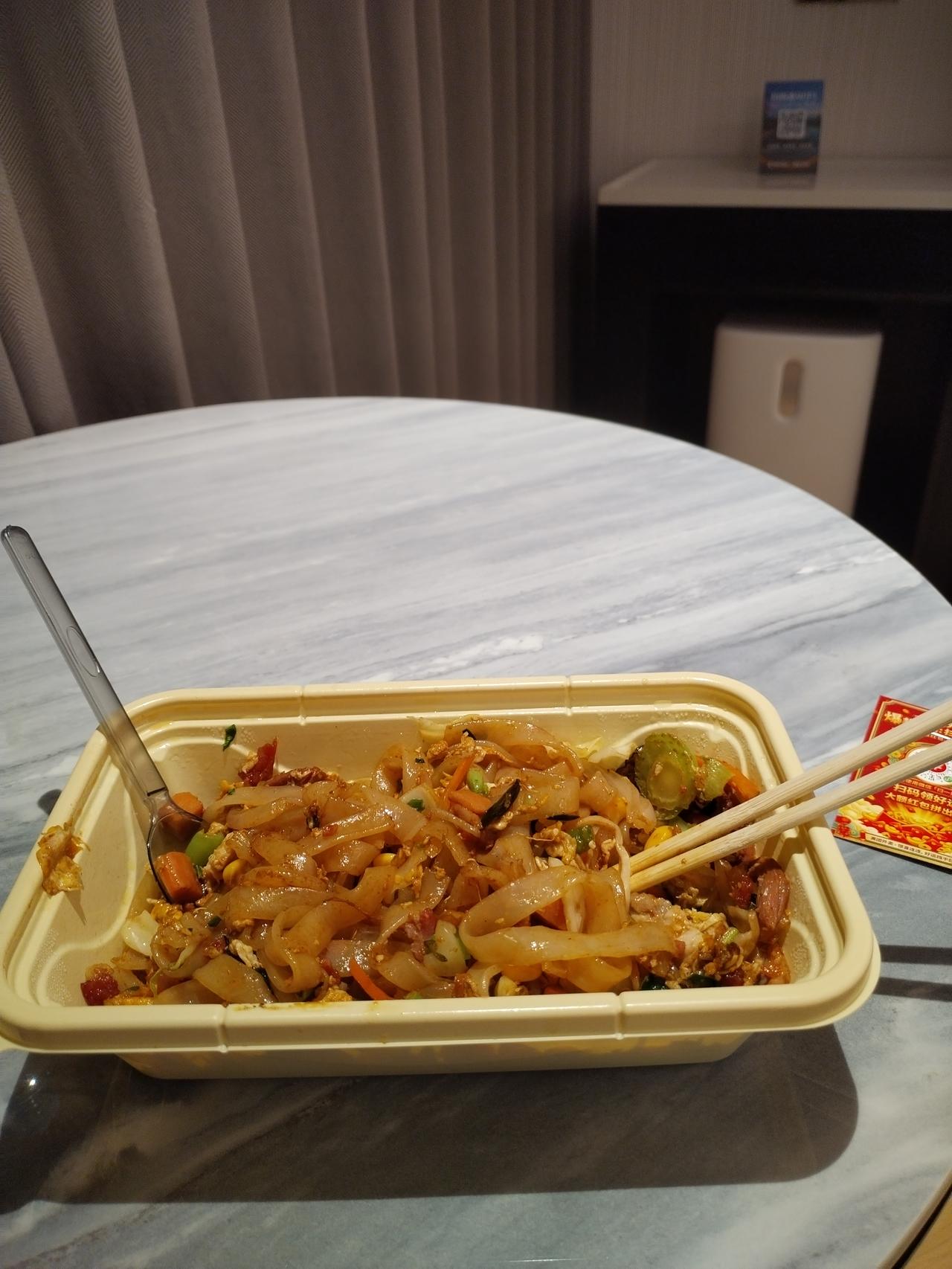 味道还可以，只是有点辣，机器人餐到房间门口哦