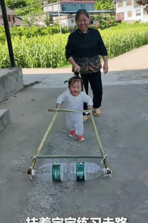 视频火到人民日报转发！贵州遵义，奶奶弯腰搀扶宝宝学走路。爷爷灵机一动就地取材，手