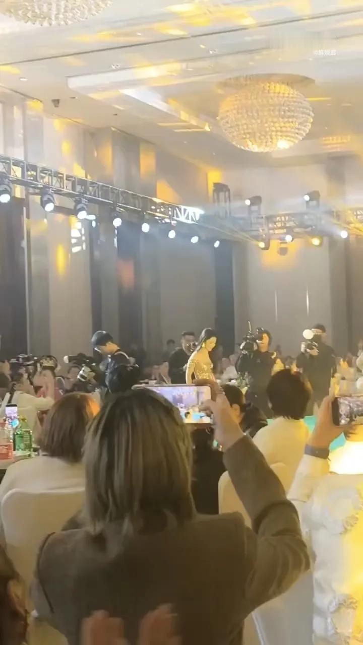 年会生图杀！李沁大波浪造型封神，步步生莲尽显优雅本色
 
年末各大年会扎堆，内娱