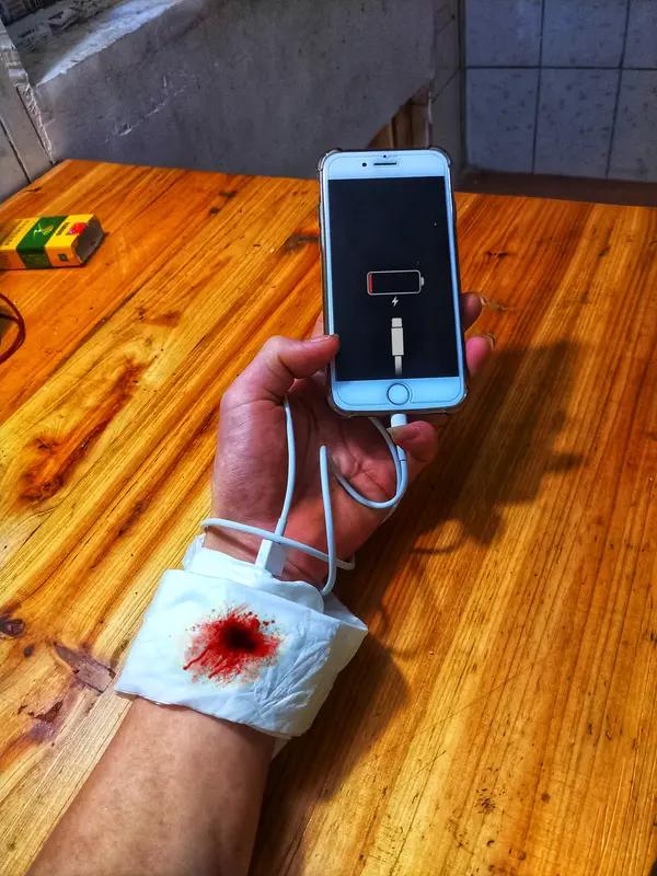 贵州30岁女子边充电边玩手机被电击：死里逃生后，我劝你别再做这件事

一个几乎每