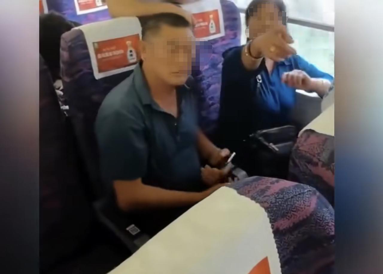 “管她对不对”！老两口在高铁上霸座，还不听工作人员劝说，蛮不讲理，气得被占座的女