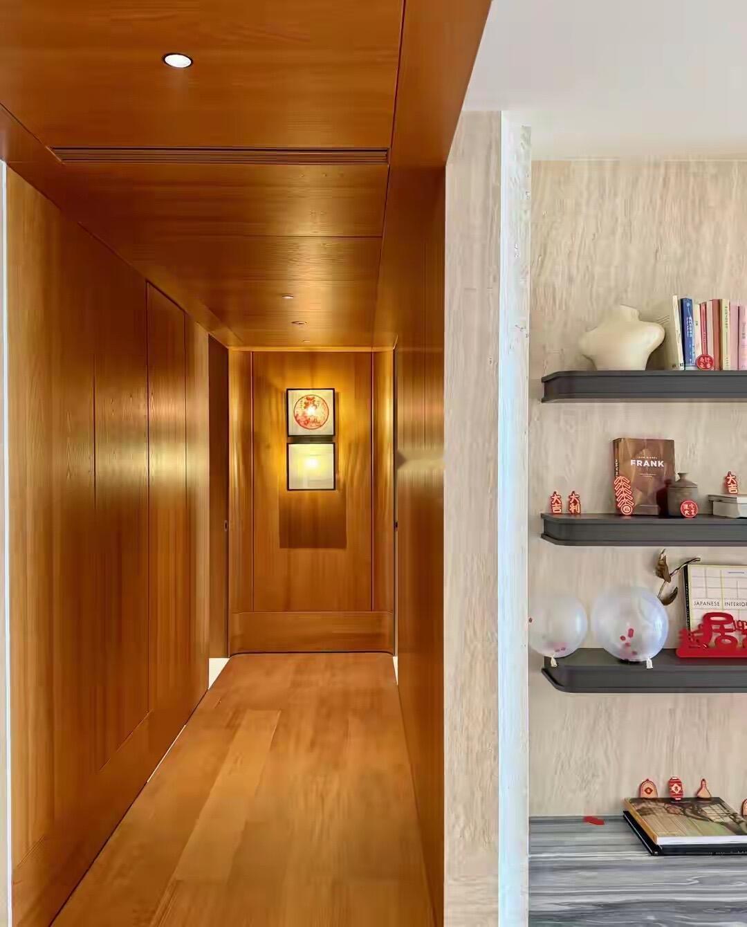 杨采钰和婆家人合影，老公一脸正气，婆婆和小姑子看起来很和善 