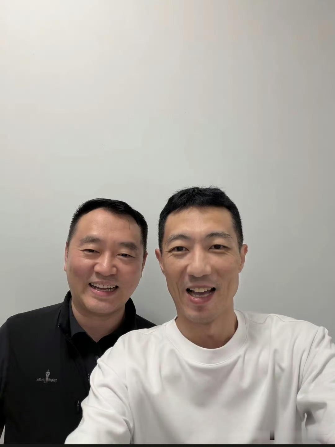 如果不是网友说明，真不知道图一黑衣男士是孔令辉，这和年轻的时候相差太远了！
年轻