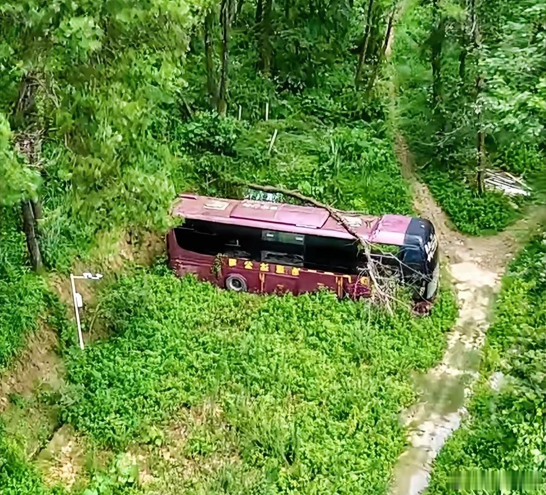 广西都安，荒野里的长途车。为什么现在路上很少有卧铺车？[并不简单] 