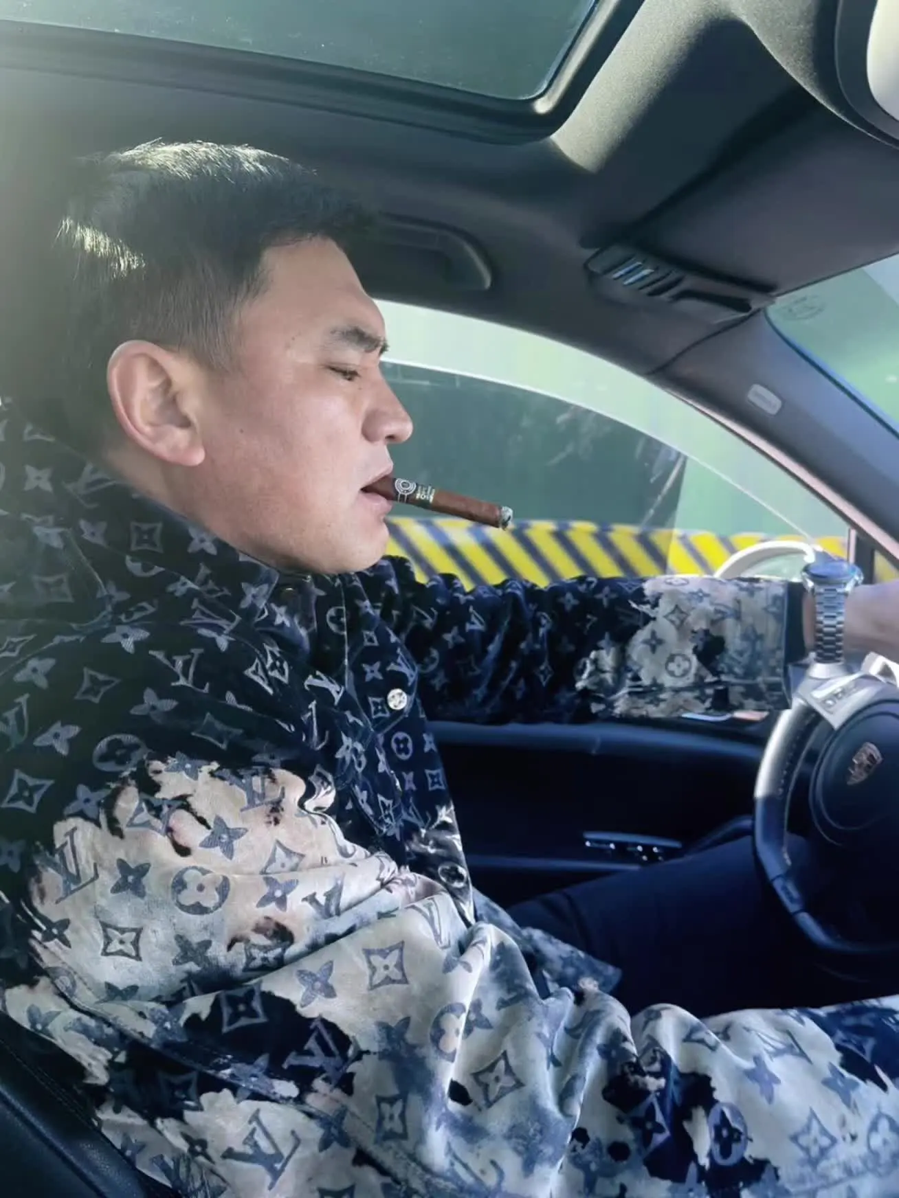 这年头你还在靠床弟之欢 取悦男人 只能说 你还活在最低的维度 男人有钱...