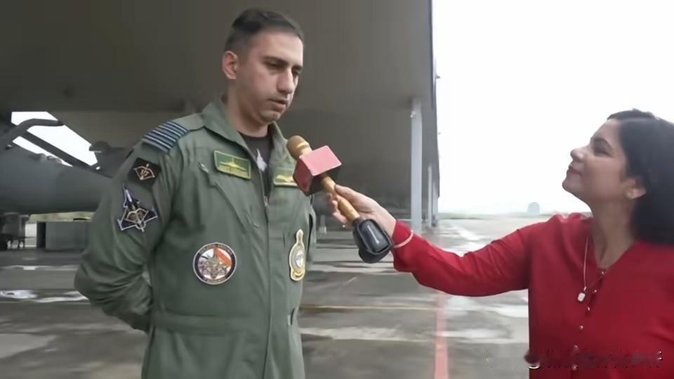 印度空军“金箭”中队指挥官，
格哈尼采访时说：
“阵风”战斗机不仅打败歼-10C
