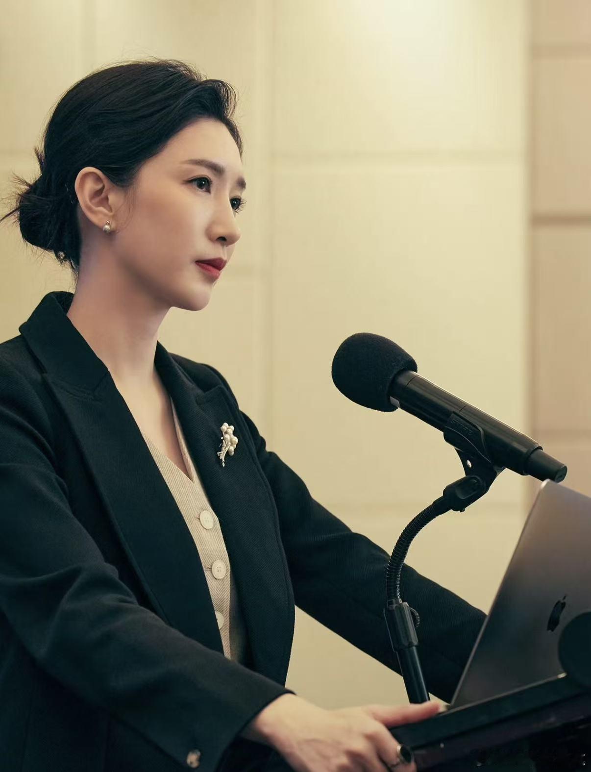 江疏影这次真不一样了 《夜色正浓》颠覆人设太惊艳！手撕都市剧恋爱套路，聚焦职场厮