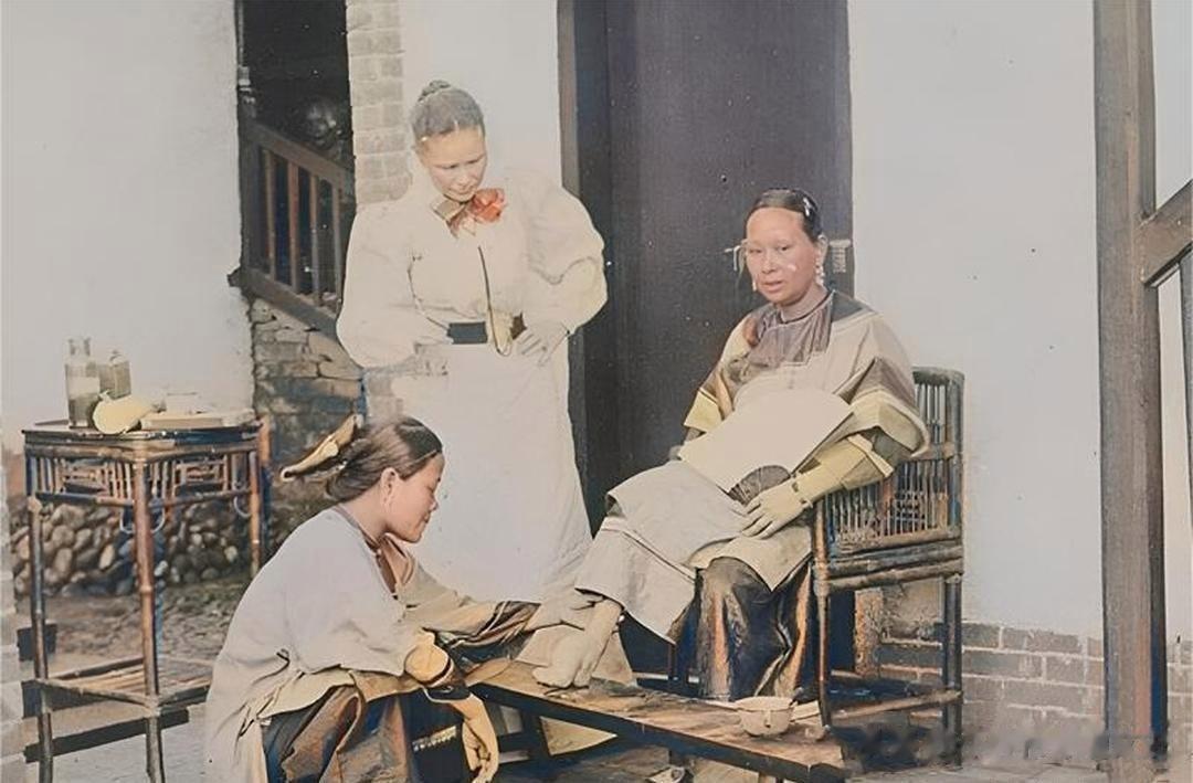一名清朝官太太正在自豪的向旁边的西洋女子展示自己的“三寸金莲”，可是当看到眼前这