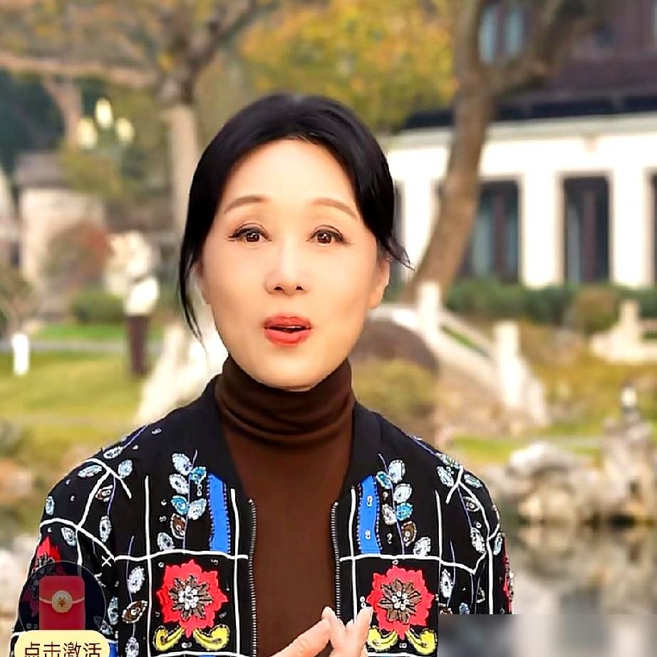 63岁的黄梅戏天后吴琼，竟被小15岁的老公阮巡“嫌弃”了，甚至当众催她去染头发！