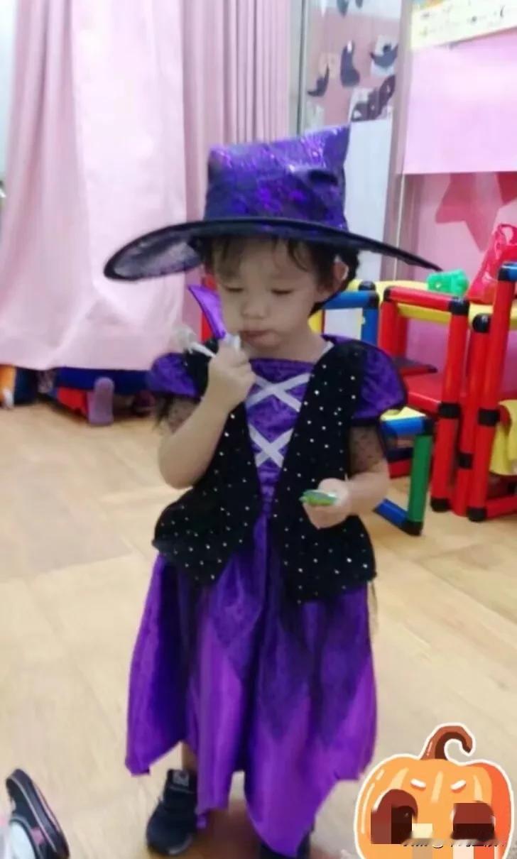 S妈太想玥儿姐弟俩了，又晒一张玥儿幼时照片，自从玥儿姐弟回北京以后，S妈就沉寂下