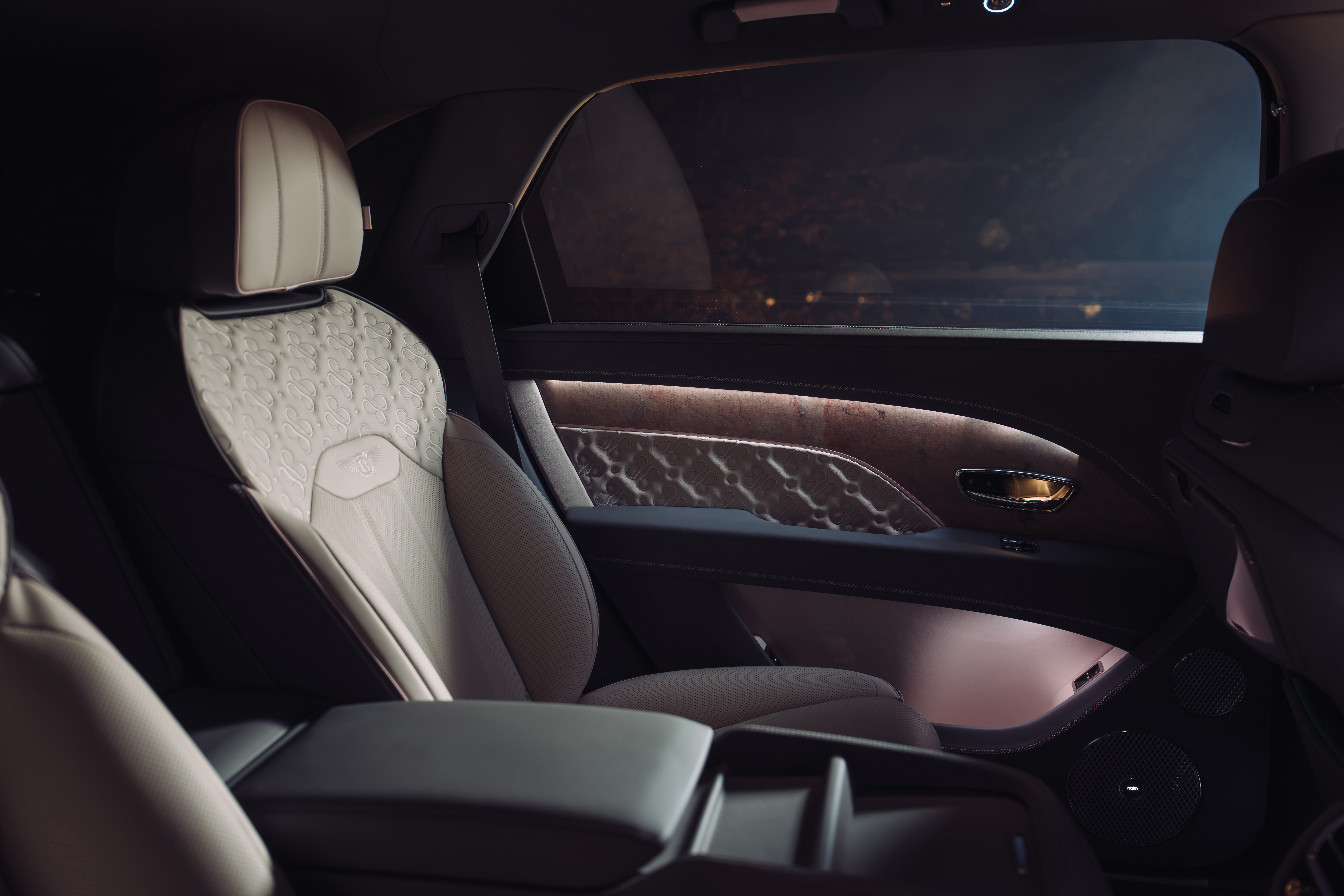 Bentley Bentayga EWB Azure "Boodles"我与汽车