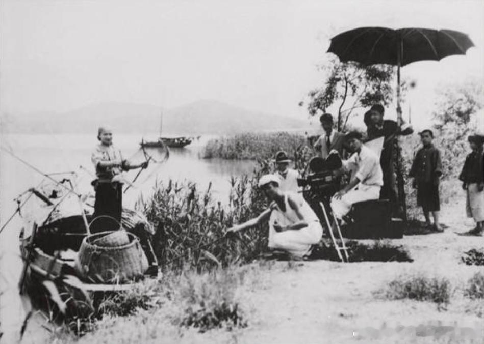 1935年电影《春到人间》在太湖边上拍摄外景，左二导演孙瑜、左四摄影师洪伟烈历史