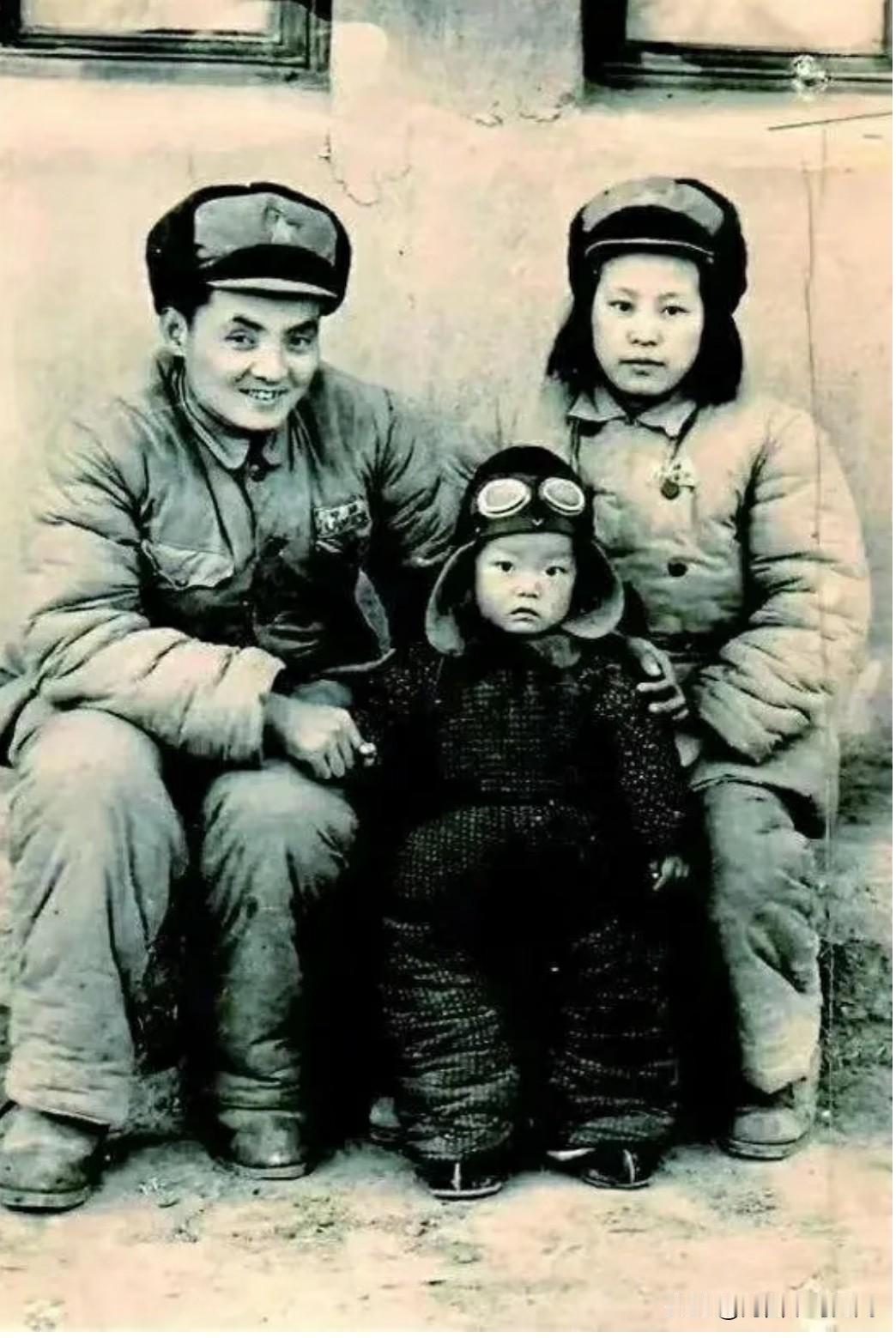 刚刚拍完这张全家福后没多久，志愿军团长康致中便与新婚还不到3年的妻子和年仅2岁的