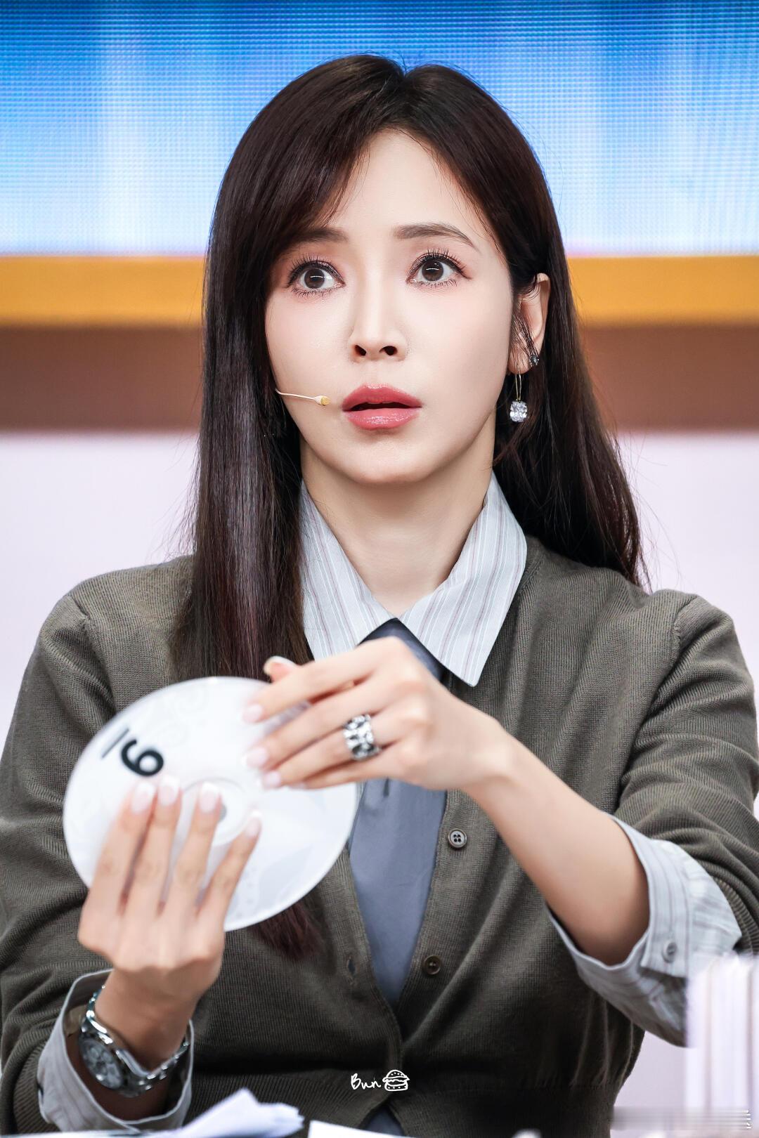 悉尼街头偶遇侯佩岑一家侯佩岑状态依旧优雅温柔，气质出众，岁月完全没在她身上留下痕