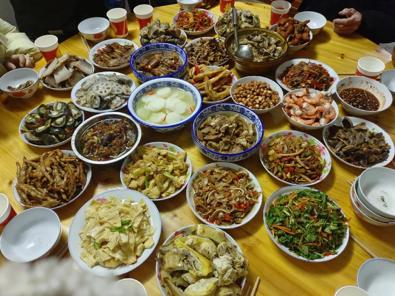 今年春节氛围超浓，从老百姓消费就能看出来。九天长假让消费市场活力满满，城乡商圈人