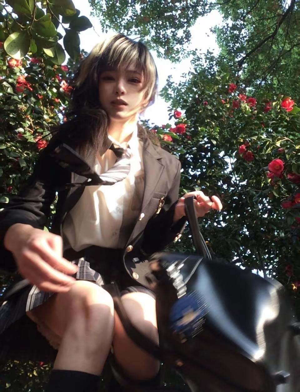 世界是我的牡蛎，她的怀抱并不柔软