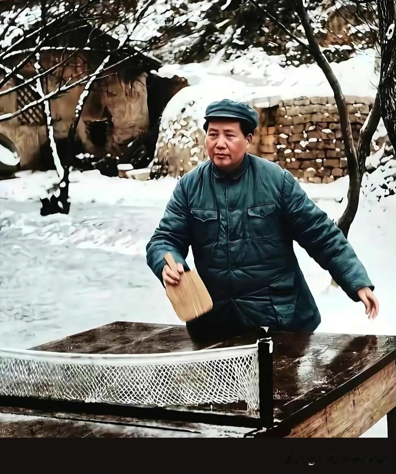 雪落陕北，
窑洞前的乒乓球台映着冬日清光。
毛主席身着厚实军装，
手持木球拍，