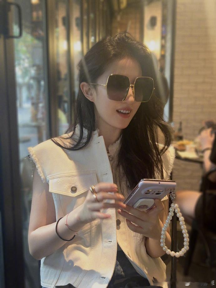 #刘亦菲现身高铁站#  刘亦菲高铁站路透🈶！神仙姐姐真的美晕了[彩虹屁]简单的