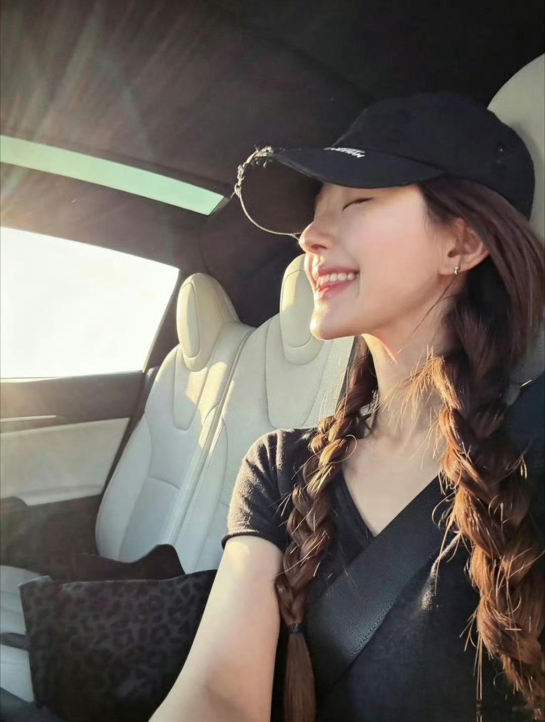 女艺人麻花辫造型大赏 | 关晓彤的感觉最端庄大气，你最喜欢哪种造型？ 