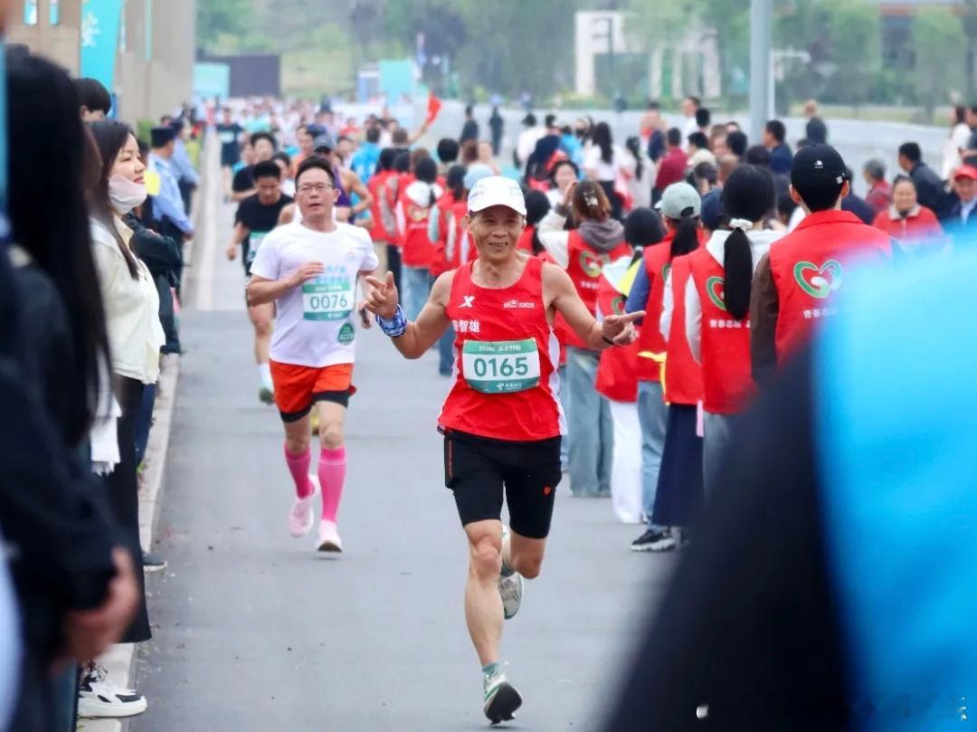 四川这场家门口的乡村跑被刷屏了家门口的盛会燃动巴蜀大地，四川乡村跑汇聚各地爱好者