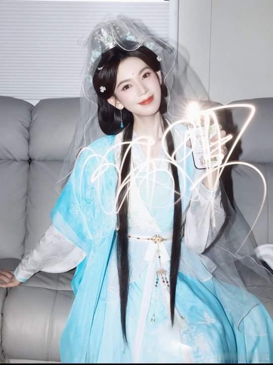 陈瑶拍光绘镜头签了暗光氛围感大片来袭，陈瑶拍摄光绘镜头签，流动光轨构成签名，人像
