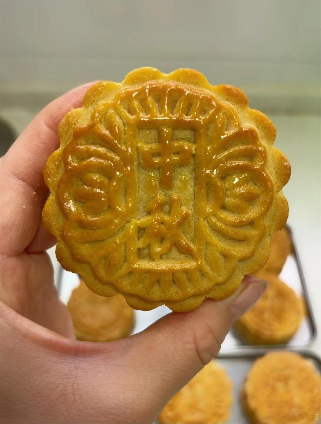 中秋节快乐目前还有二十后菜没上来吃好喝好啊 ​​​