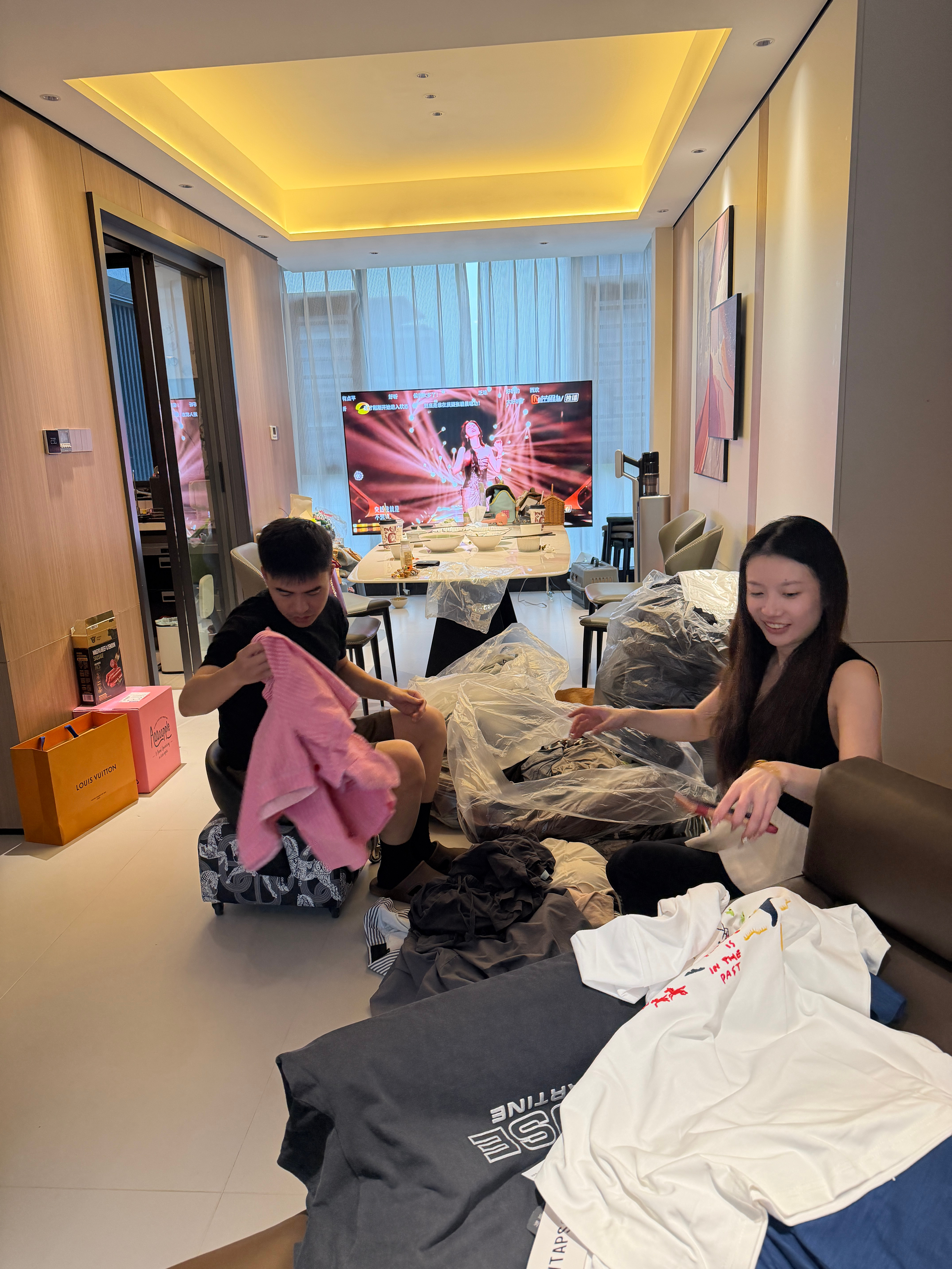 这些人听说我丢了四大袋衣服 立刻抵达